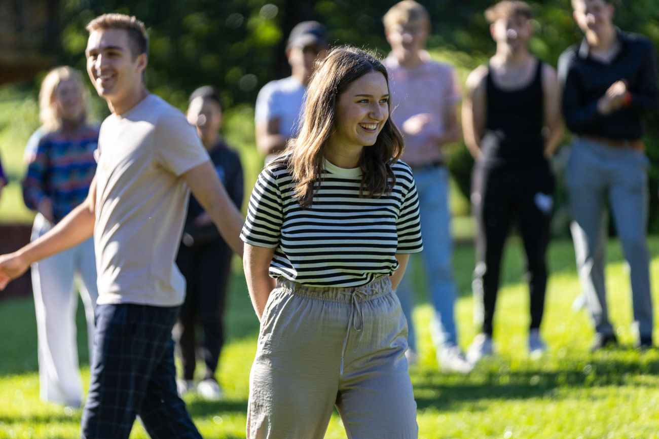 Outdoor lachende Trainerin bei Seminar